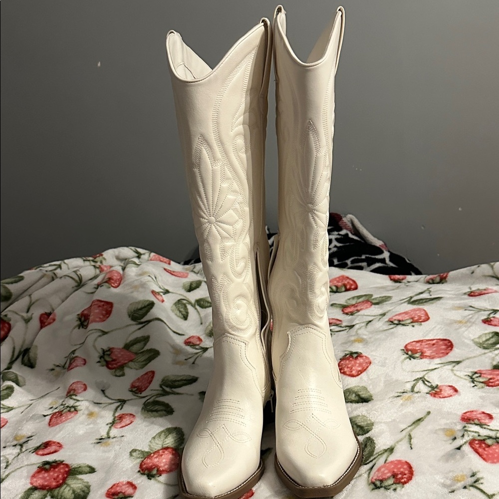 Elegant White Cowboy Boots